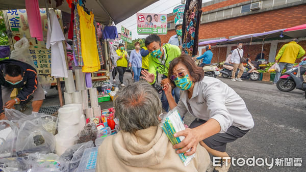 ▲民進黨市議員初選最後階段，蘇治芬與蔡易餘委員，17日上午帶著王宣貿一起到台南鹽水牛墟市場，懇請鄉親支持。（圖／記者林悅翻攝，下同）