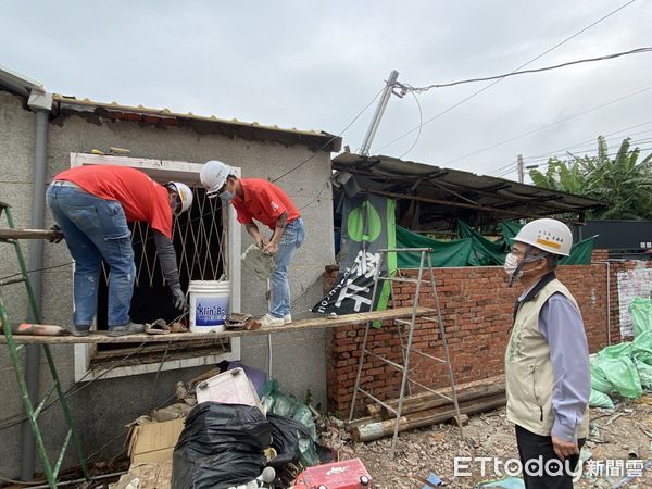 ▲台南市勞工局「做工行善團」17日泥水工會志工兵分2路，分別前往安南區及學甲區進行房屋修繕。（圖／記者林悅翻攝，下同）