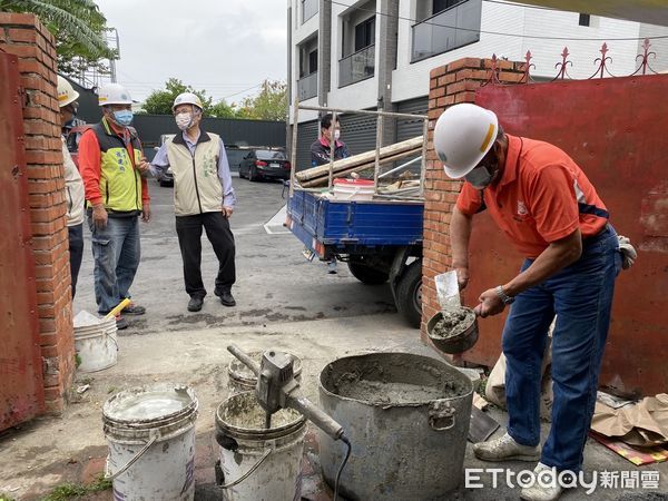 ▲台南市勞工局「做工行善團」17日泥水工會志工兵分2路，分別前往安南區及學甲區進行房屋修繕。（圖／記者林悅翻攝，下同）