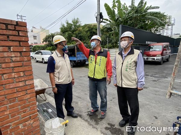 ▲台南市勞工局「做工行善團」17日泥水工會志工兵分2路，分別前往安南區及學甲區進行房屋修繕。（圖／記者林悅翻攝，下同）