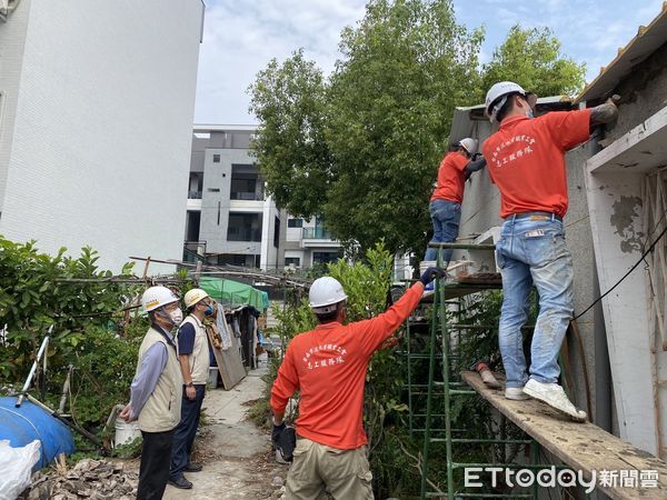 ▲台南市勞工局「做工行善團」17日泥水工會志工兵分2路，分別前往安南區及學甲區進行房屋修繕。（圖／記者林悅翻攝，下同）