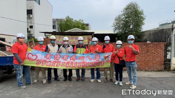 ▲台南市勞工局「做工行善團」17日泥水工會志工兵分2路，分別前往安南區及學甲區進行房屋修繕。（圖／記者林悅翻攝，下同）