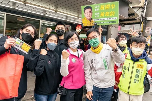 ▲▼民進黨新北議員參選人黃韋鈞完成100場市場掃街。（圖／黃韋鈞提供）