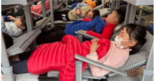 杭州師範大學附屬競潮小學的孩子能夠躺平午睡，相信許多台灣小學生看了會非常羨慕。（圖／翻攝自網路）