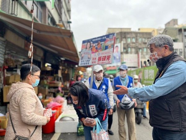 ▲電視名人、知名校長陪同掃街，張碩芳拚初選