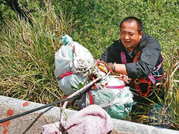 警方花了2天，終於在合歡山谷尋獲陳女屍體，並吊掛至中橫公路。