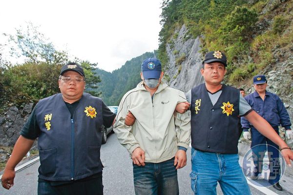 警方認定黃清波（中）涉嫌重大，將他帶至合歡山區尋找陳女屍體。