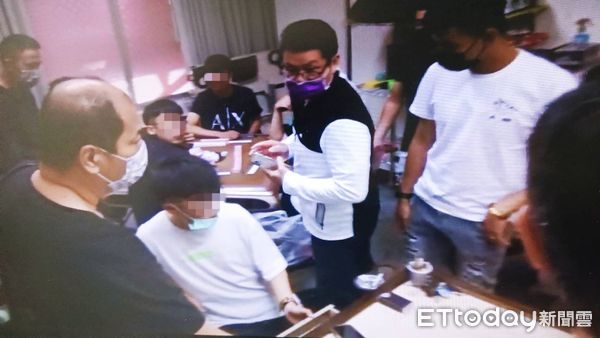 ▲台南市警二分局破獲娃娃機店掩護職業賭場案，查獲21人依法送辦。（圖／記者林悅翻攝，下同）