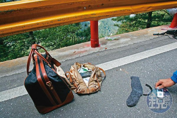 警方在合歡山谷中，陸續尋獲死者陳女的隨身物品。