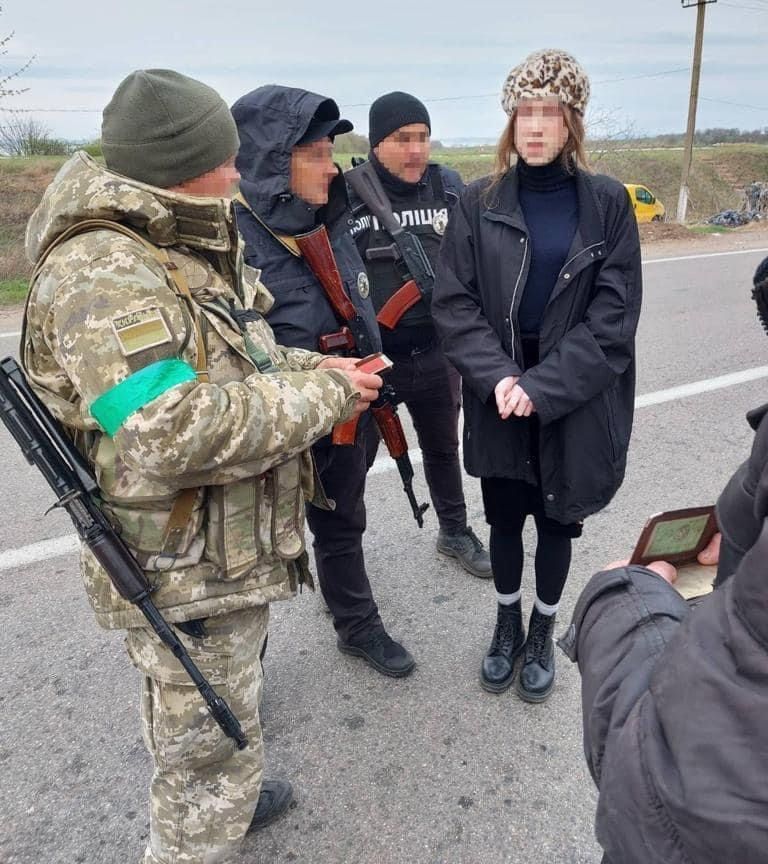 ▲▼男子穿女裝逃離烏克蘭。（圖／翻攝自Twitter／@DPSU_ua）