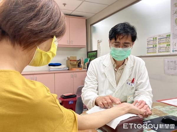 ▲南投醫院復健科主任周建文看診，圖中非當事病人。（圖／衛福部南投醫院提供）