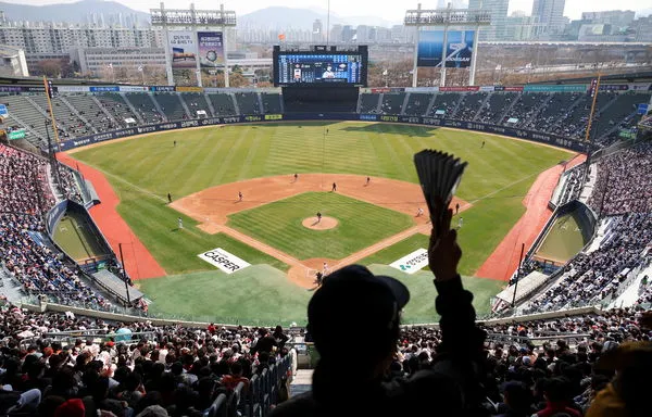 ▲▼南韓首爾蠶室棒球場4月2日舉行棒球聯賽開幕戰，是睽違近3年來首度全席開放入場並取消飲食限制，吸引上萬名球迷進場。（圖／路透）