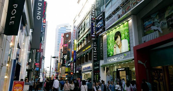 韓國國內已全面解封，電影院可以脫罩飲食，餐廳、酒吧也不再限制營業時間。（示意圖／翻攝自pixabay）