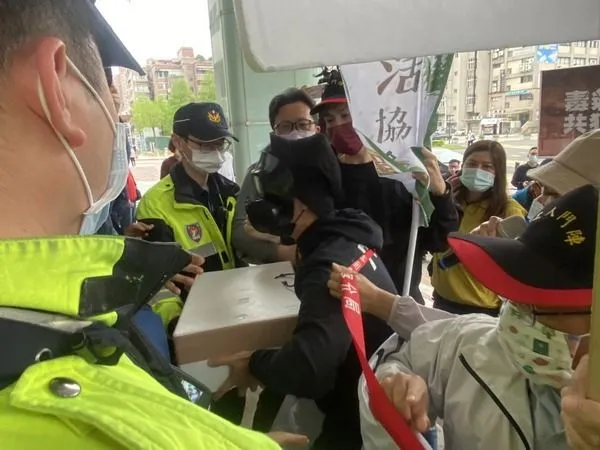 ▲「美福火災公害自救會」市府抗議。（圖／記者楊淑媛攝）