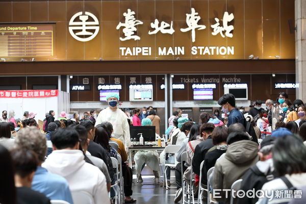 ▲▼新冠疫情連環爆，確診人數屢創新高，台北車站再現接種疫苗人潮。（圖／記者湯興漢攝）