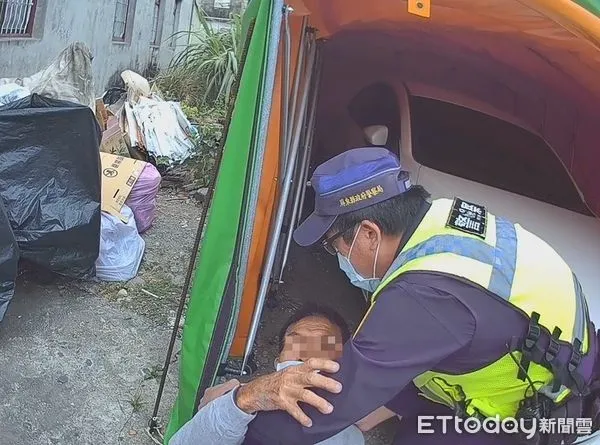 ▲枋寮警分局東海派出所警員曹源中、吳亭宜及彭榆筑緊急救援跌倒阿北             。（圖／記者陳崑福翻攝）