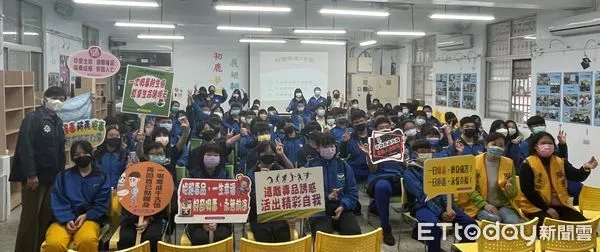 ▲東少警及少輔會攜手前進校園及社區，執行「毒品防制知能」。（圖／記者楊漢聲翻攝）