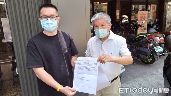 ▲台南市東區漢堡王被林姓屋主指控長期排放油煙影響其健康，議員蔡旺銓與環保局人員到現場採樣，分析結果並未超標。（圖／記者林悅翻攝，下同）