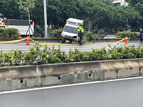 ▲▼承德路五段車禍。（圖／翻攝記者爆料網）