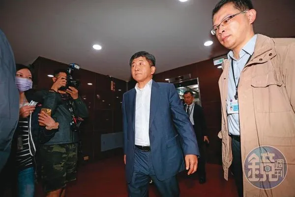 被點名台北市長熱門人選的陳時中，以維持防疫是首要任務基調回應，「做好後才有其他可能。」