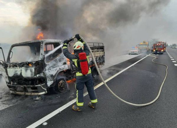 ▲國道201K彰化路段發生火燒車。（圖／消防提供）