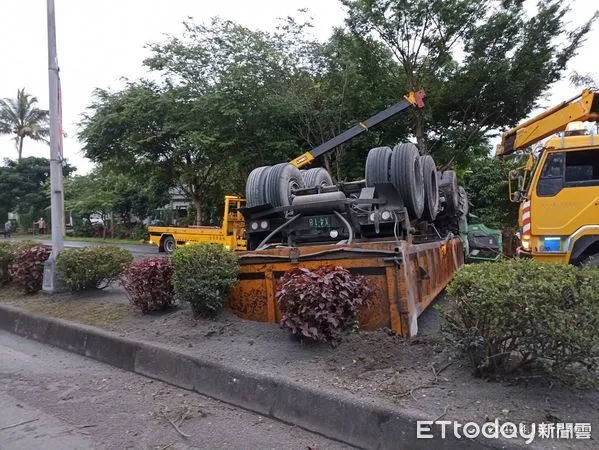 ▲▼聯結車疑似天雨路滑翻覆後橫擋路面，交通一度受阻駕駛受困車內。（圖／花蓮消防局提供，下同）
