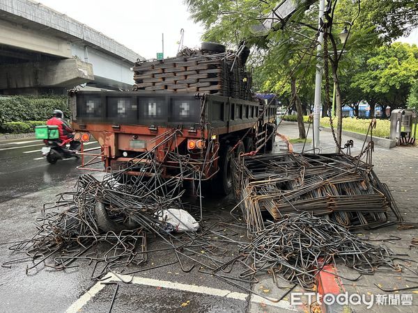 ▲▼聯結車駕駛沒將車斗的鋼筋鐵條綑綁好，導致沿著國道散落滿地。（圖／記者邱中岳翻攝）