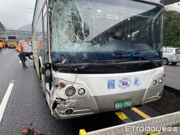 ▲▼國1工程車失控撞上國光客運車，車上33名乘客嚇壞了             。（圖／記者陳以昇翻攝）