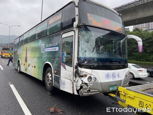 ▲▼國1工程車失控撞上國光客運車，車上33名乘客嚇壞了             。（圖／記者陳以昇翻攝）