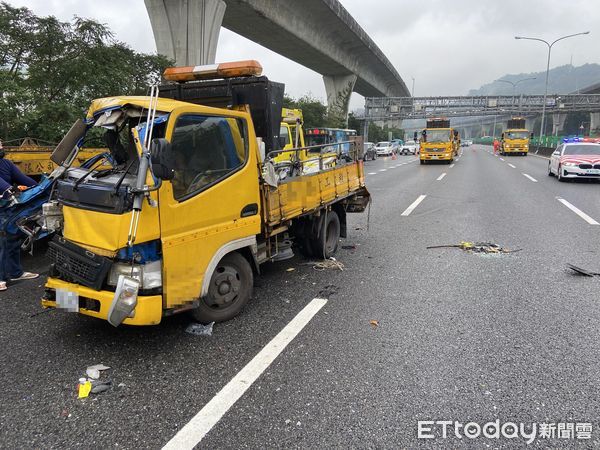 ▲▼國1工程車失控撞上國光客運車，車上33名乘客嚇壞了             。（圖／記者陳以昇翻攝）