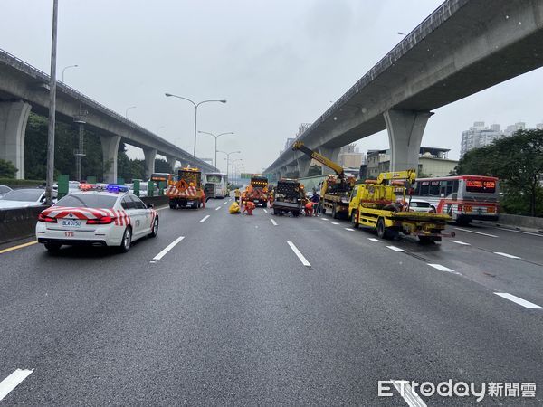 ▲▼國1工程車失控撞上國光客運車，車上33名乘客嚇壞了             。（圖／記者陳以昇翻攝）