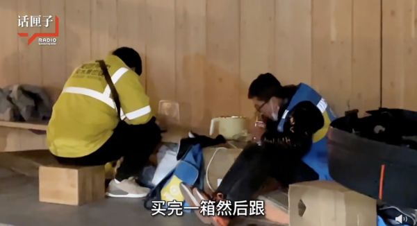 ▲上海外賣小哥受疫情影響，在陸橋下打地舖度日。（圖／翻攝微博）