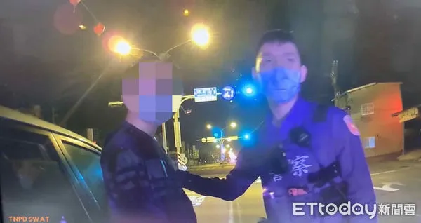 ▲市警三分局警方認出該男子為轄內治安顧慮人口52歲闕姓男子，還揪出他是毒品通緝犯身分，而逮捕解送歸案。（圖／記者林悅翻攝，下同）