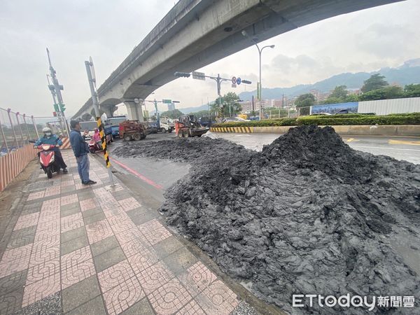 ▲▼砂石車後車斗卡榫鬆脫，廢土傾瀉而出             。（圖／記者陳以昇翻攝）