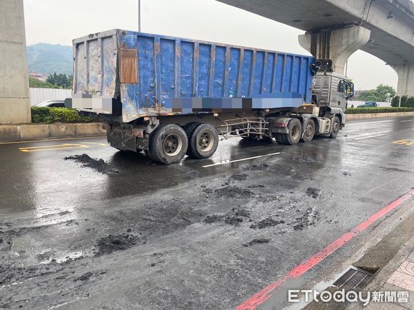 ▲▼砂石車後車斗卡榫鬆脫，廢土傾瀉而出             。（圖／記者陳以昇翻攝）