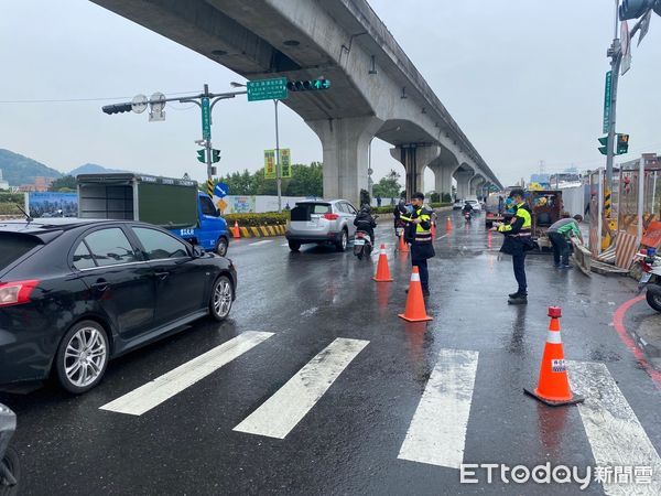▲▼砂石車後車斗卡榫鬆脫，廢土傾瀉而出             。（圖／記者陳以昇翻攝）