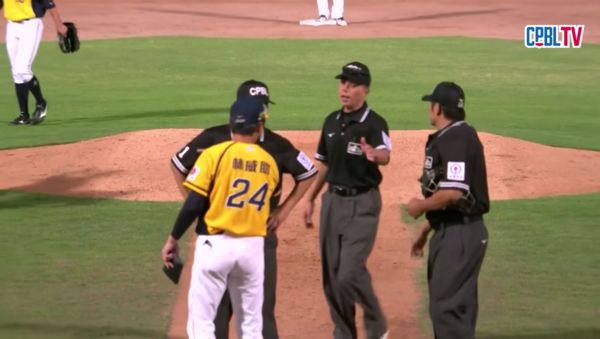 ▲林威助詢問裁判。（圖／CPBL TV）