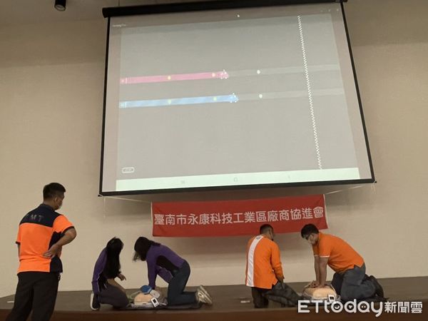 ▲台南市消防局第五大隊，結合台南市永康科技工業區廠商協進會，舉辦 CPR+AED急救知識技能宣導推廣，並宣導加入台南義消的行列。（圖／記者林悅翻攝，下同）