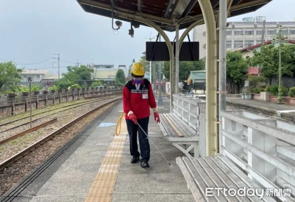 ▲集集火車站進行清消。（圖／南投縣政府提供）