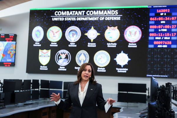 ▲▼美國副總統賀錦麗（Kamala Harris）視察加州「范登堡太空部隊基地」（Vandenberg Space Force Base）。（圖／路透）