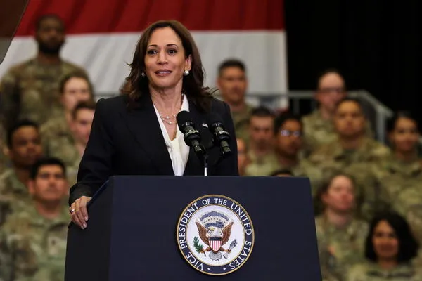 ▲▼美國副總統賀錦麗（Kamala Harris）視察加州「范登堡太空部隊基地」（Vandenberg Space Force Base）。（圖／路透）