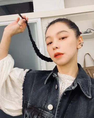 ▲徐若瑄被攻擊「書唸得不多」　丁寧爆氣曝她辛酸：酸別人之前想一下。（圖／翻攝自臉書／徐若瑄 Vivian Hsu）