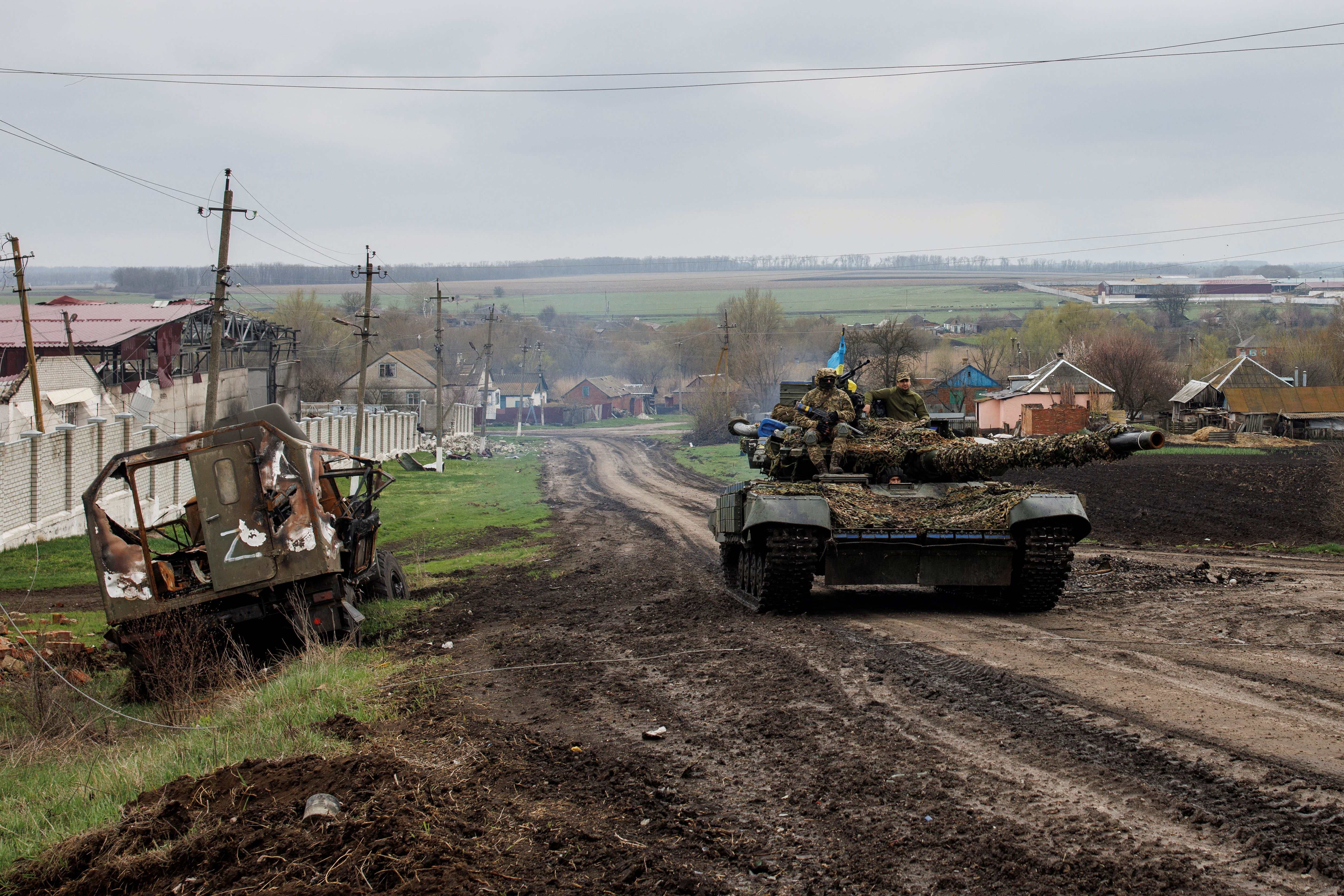 ▲▼烏克蘭軍坦克在被毀壞的俄軍車輛旁行駛，烏軍重新奪回哈爾科夫周圍村莊。（圖／路透社）