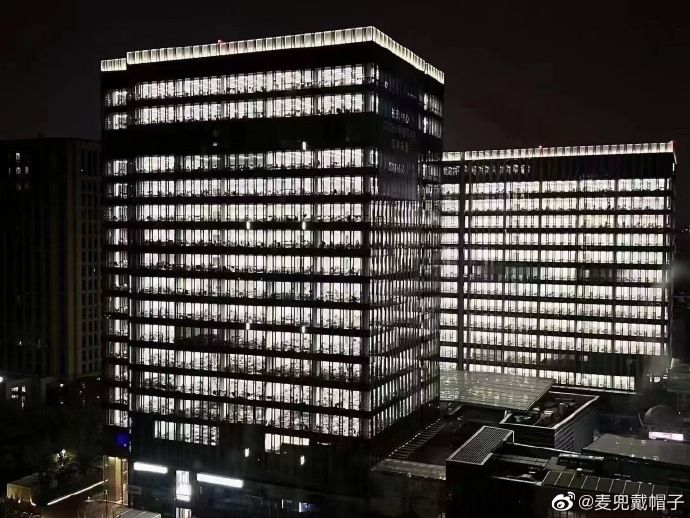 ▲上海首座由辦公樓改造的方艙醫院。（圖／翻攝微博）