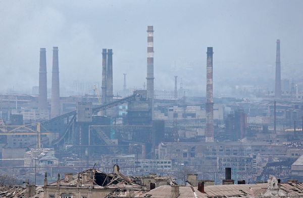 ▲▼烏克蘭南部港城馬力波（Mariupol）的亞速鋼鐵廠（Azovstal）。（圖／路透）
