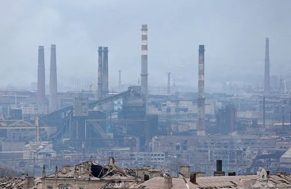 ▲▼烏克蘭南部港城馬力波（Mariupol）的亞速鋼鐵廠（Azovstal）。（圖／路透）