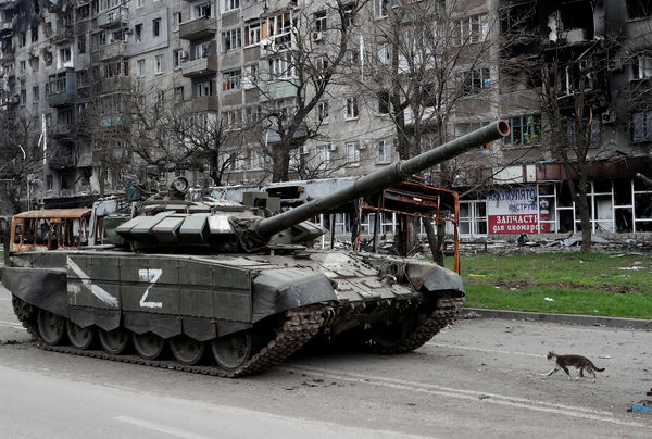 ▲▼一輛停在烏克蘭南部港城馬力波（Mariupol）的俄軍坦克。（圖／路透）