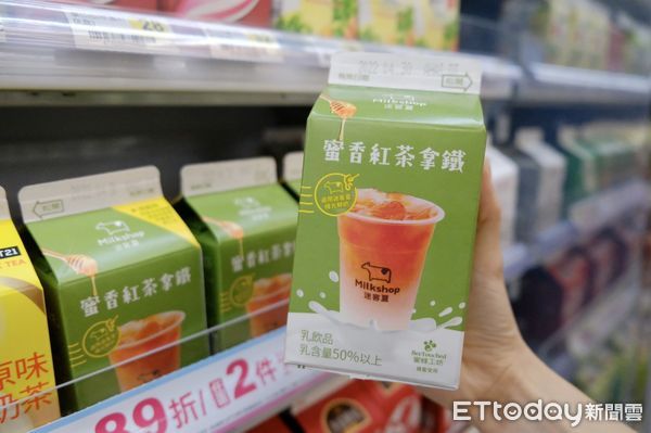 ▲▼迷客夏x蜜蜂工坊聯名飲品「蜜香紅茶拿鐵」超商限定喝。（圖／迷客夏提供）