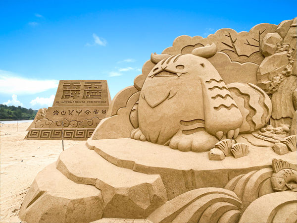 ▲「2022福隆國際沙雕藝術季」將從5/26至10/10於福隆海水浴場開展，今年以「霹靂傳奇‧掌中天下」為主題，打造36座霹靂沙雕。（圖／福容大飯店提供）