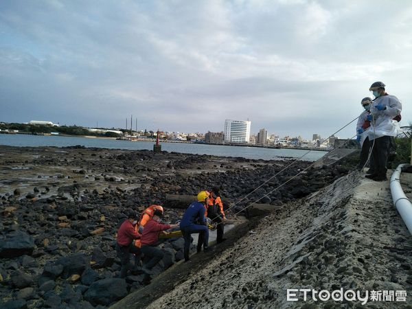 ▲▼今晨澎湖縣馬公港尋獲一具浮屍，身分待確認。（圖／記者陳洋翻攝）